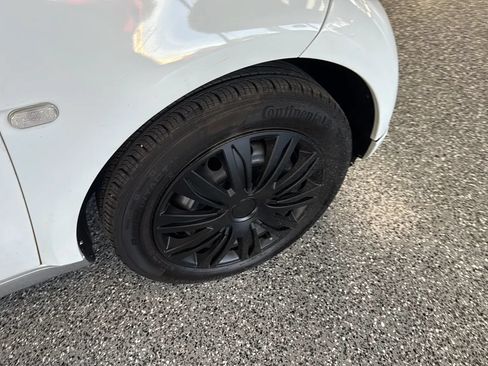 Used 2017 smart fortwo pure RWD image 24
