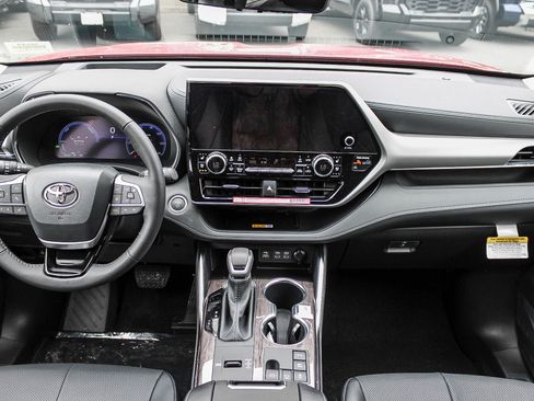 New 2026 Toyota Highlander Platinum AWD/4WD image 14