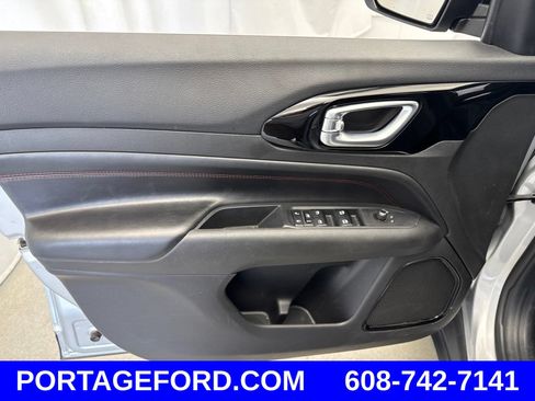 Used 2025 Jeep Compass Trailhawk AWD/4WD image 12