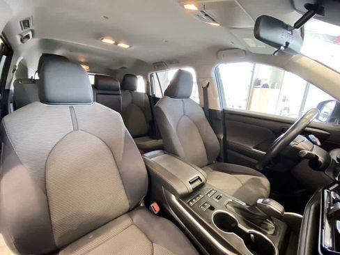 Used 2021 Toyota Highlander LE AWD/4WD image 27