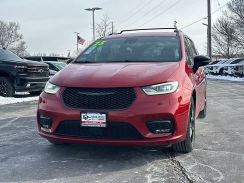 Used 2025 Chrysler Pacifica Limited image 2