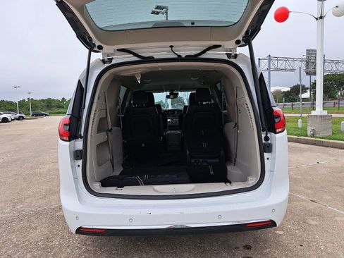 Used 2024 Chrysler Pacifica Touring-L FWD image 24