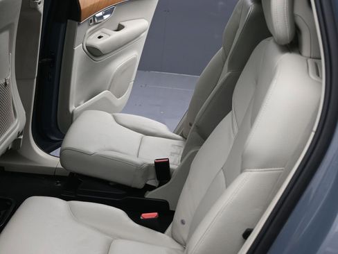 Used 2021 Volvo XC90 T6 Momentum w/ Advanced Package image 19