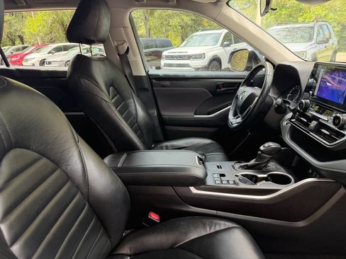 Used 2024 Toyota Highlander LE FWD image 11