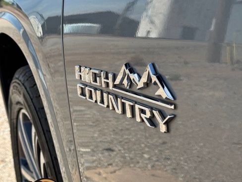 Used 2023 Chevrolet Traverse High Country FWD image 38