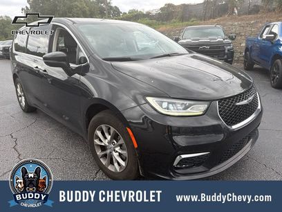 Used 2023 Chrysler Pacifica Touring-L w/ Uconnect Theater Family Group
