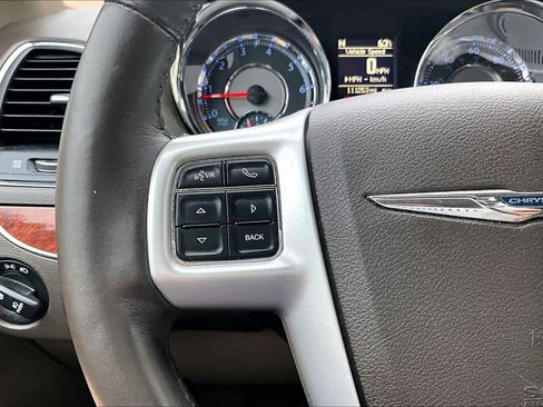 Used 2016 Chrysler Town & Country Touring image 21