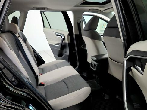 Used 2022 Toyota RAV4 XLE w/ Convenience Package image 18