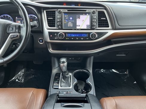 Used 2019 Toyota Highlander Limited FWD image 26