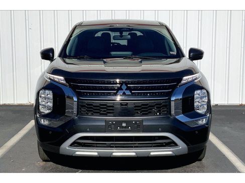 Used 2024 Mitsubishi Outlander SE image 3