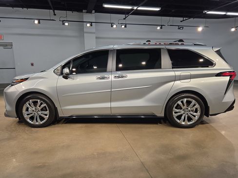 Used 2024 Toyota Sienna Platinum FWD image 4
