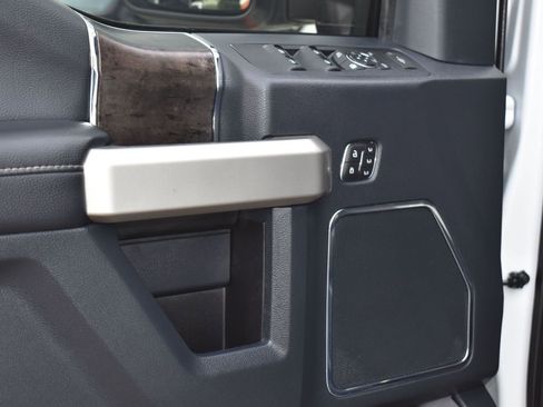 Used 2022 Ford F250 Lariat w/ Black Appearance Package image 11