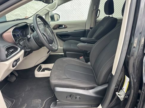 Used 2023 Chrysler Voyager LX FWD image 11