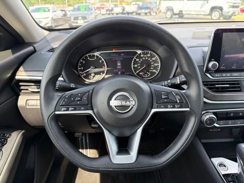 Used 2024 Nissan Altima 2.5 SV FWD image 15