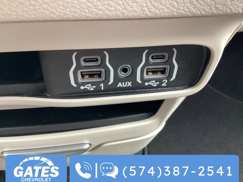 Used 2024 Chrysler Pacifica Touring-L image 28