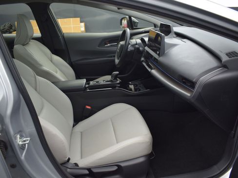 Used 2023 Toyota Prius XLE image 10