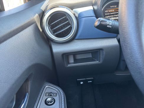 Used 2025 Nissan Versa SV FWD image 32