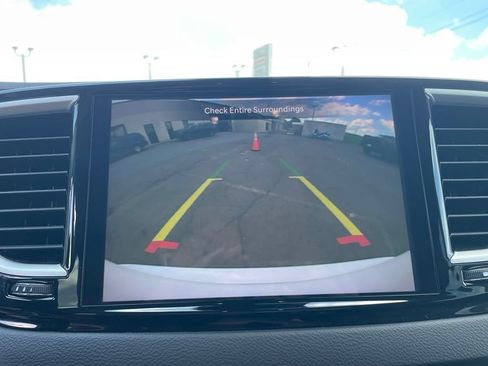 Used 2024 Chrysler Pacifica Touring-L FWD image 6