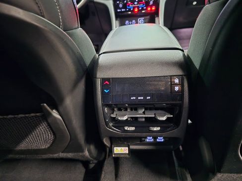 Used 2023 Jeep Grand Cherokee L Laredo image 33