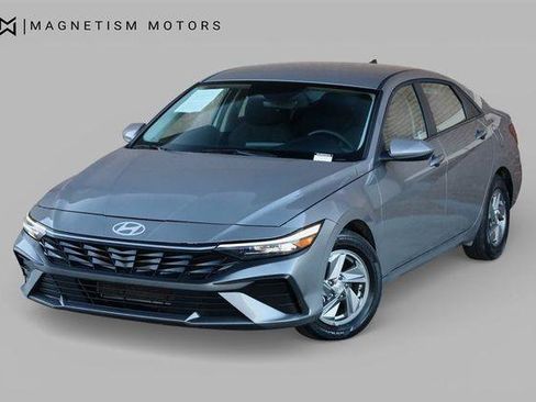 Used 2025 Hyundai Elantra SE w/ Cargo Package FWD image 6