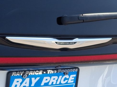 Used 2023 Chrysler Pacifica Touring-L FWD image 29