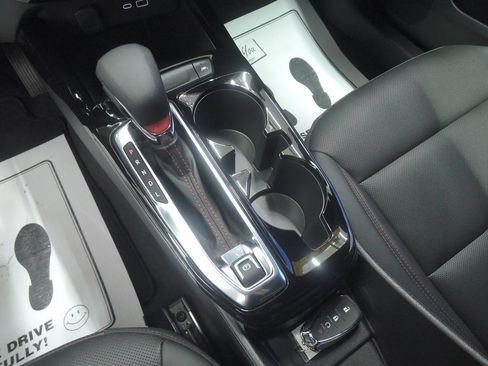 Used 2025 Chevrolet Trax RS FWD image 20