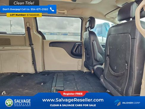 Used 2016 Chrysler Town & Country Touring image 15