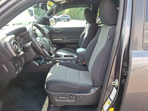 Used 2020 Toyota Tacoma TRD Sport w/ Technology Package AWD/4WD image 13