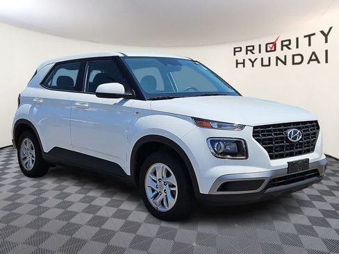 Used 2025 Hyundai Venue SE FWD image 3