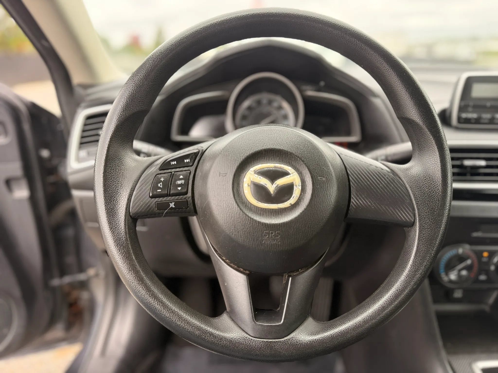 Used 2014 MAZDA MAZDA3 i SV FWD image 24