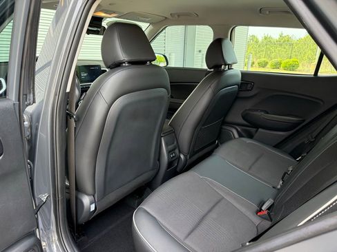 Used 2024 Hyundai Venue Limited FWD image 22