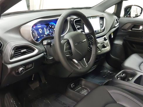 New 2026 Chrysler Pacifica Select FWD image 17