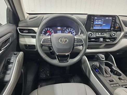 Used 2020 Toyota Highlander XLE AWD/4WD image 15