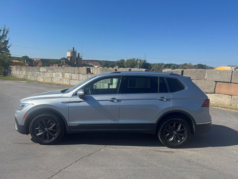 Used 2024 Volkswagen Tiguan SE image 3