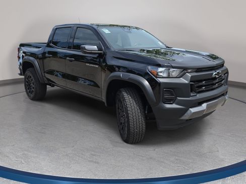 Used 2025 Chevrolet Colorado Trail Boss AWD/4WD image 3