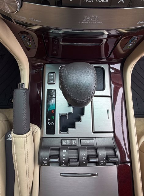 Used 2015 Lexus LX 570 4WD w/ Luxury Package image 29