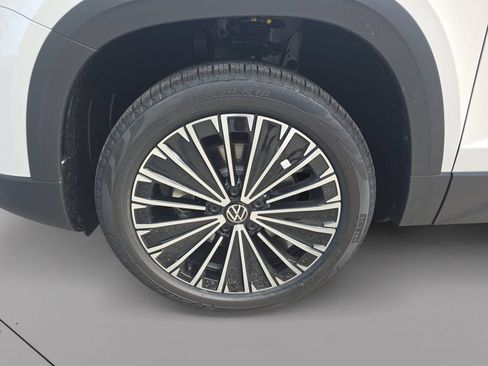 New 2026 Volkswagen Taos SE FWD image 10