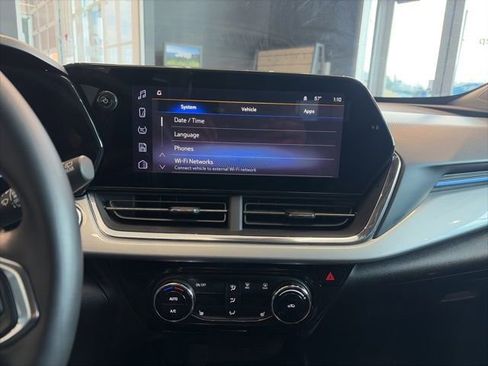 Used 2025 Chevrolet Trax LT w/ LT Convenience Package image 35