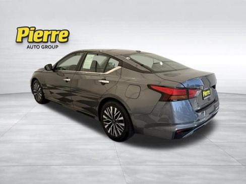 Used 2024 Nissan Altima 2.5 SV FWD image 2