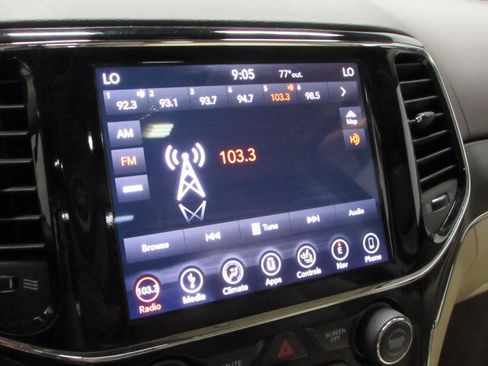 Used 2019 Jeep Grand Cherokee Overland AWD/4WD image 29