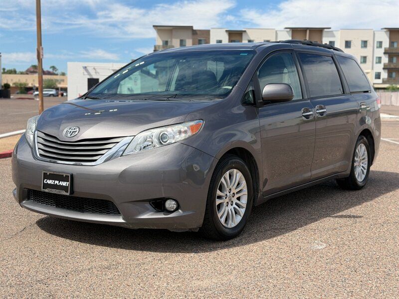 Used 2014 Toyota Sienna XLE w/ XLE Premium Package FWD image 12
