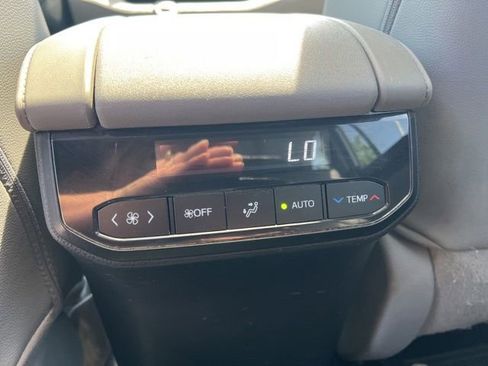 Used 2021 Toyota Highlander XLE FWD image 32