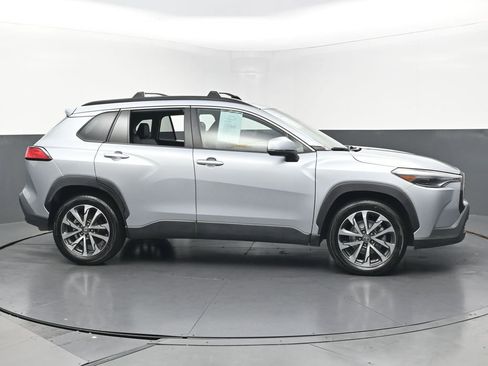 Used 2022 Toyota Corolla Cross XLE w/ Convenience Package image 6