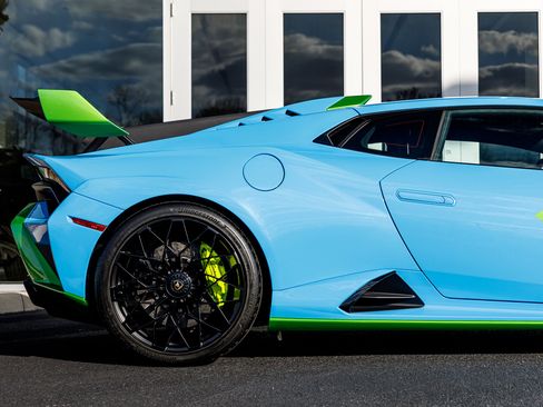 Used 2023 Lamborghini Huracan STO image 23