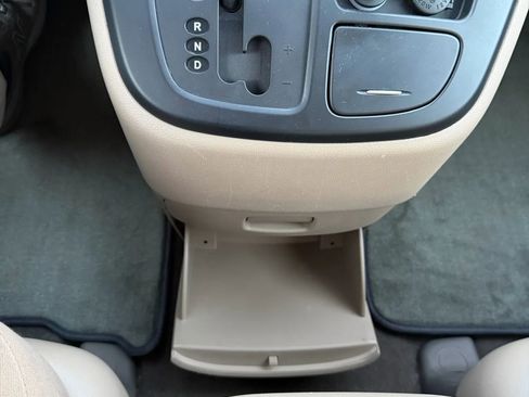 Used 2012 Kia Sedona LX image 25