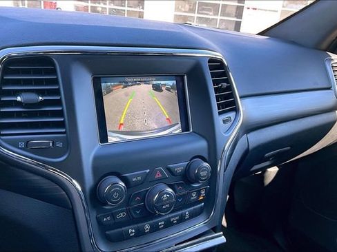 Used 2021 Jeep Grand Cherokee Laredo w/ Security & Convenience Group AWD/4WD image 14