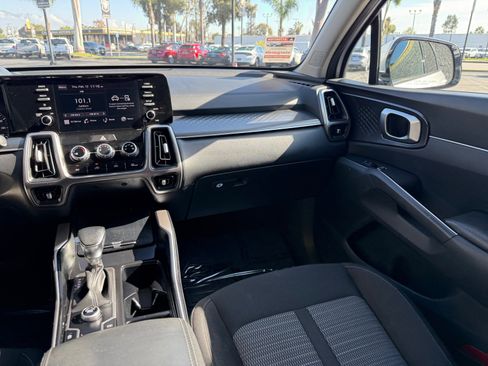 Used 2023 Kia Sorento LX image 25