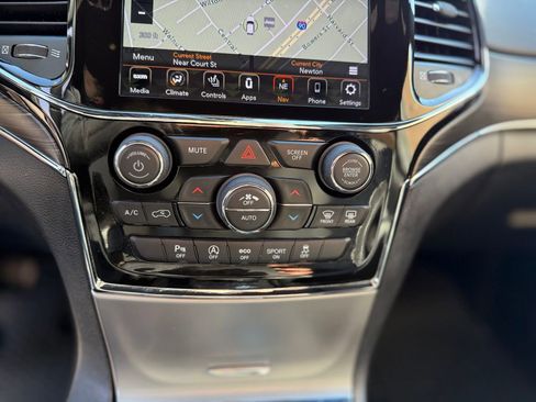 Used 2021 Jeep Grand Cherokee Limited image 23