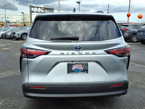Used 2022 Toyota Sienna LE image 5