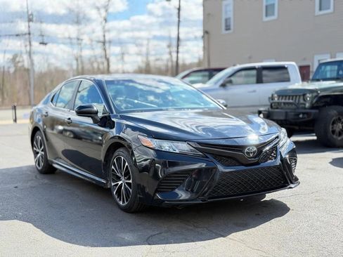 Used 2018 Toyota Camry SE image 6